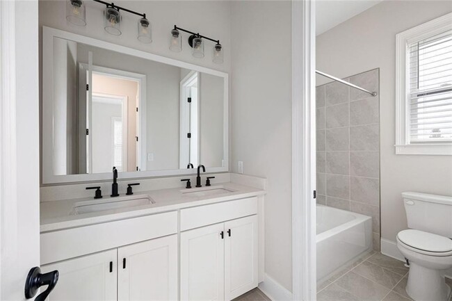 Building Photo - 109 Village Green Ave