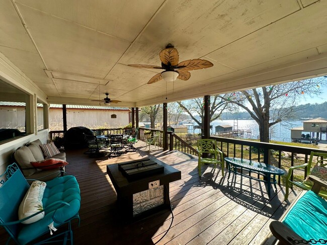 Building Photo - Stunning, fully furnished 3-bedroom, 2-bath lakefront home on Lake Palestine!