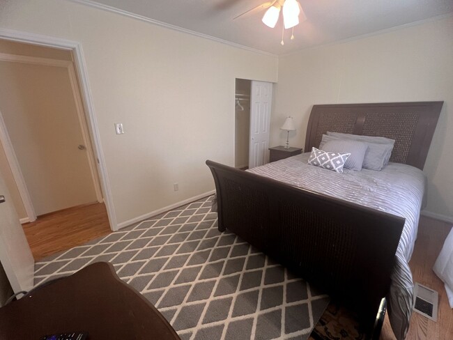 Building Photo - Charming 3 bedroom, 1 1/2 bathroom home in...