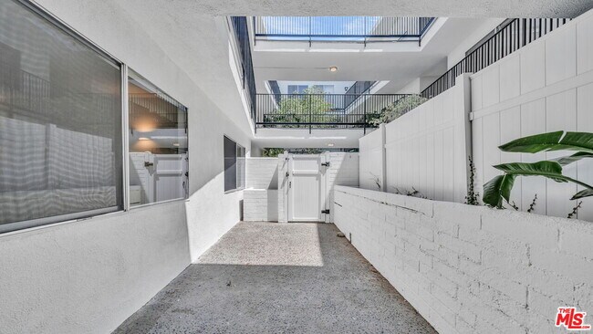 Building Photo - 621 San Vicente Blvd