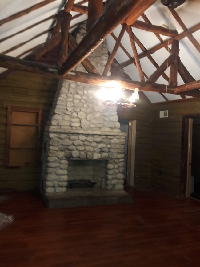 Building Photo - 4900 Parkview Dr