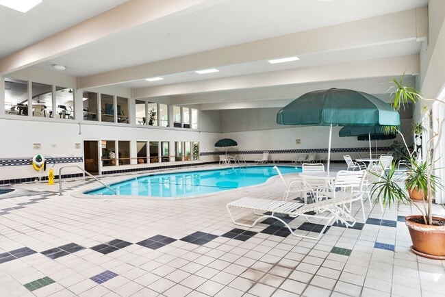 Building Photo - 3 bed / 2 bah Condo. Hardwood floor, forced heat, lots of HOA amenities