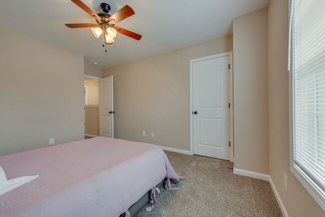 Building Photo - Meadow Ridge Town Homes
