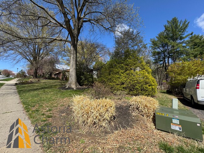 Building Photo - Spacious 5 Bedroom 3 Bath + Den Single Family Detached Home