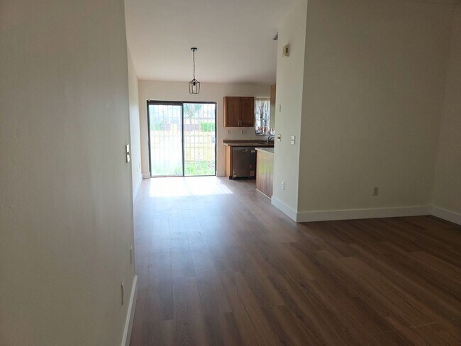 Building Photo - Fully Renovated 3BR/2BA Townhome with New Bathrooms & Fenced Yard