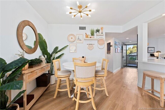 Building Photo - 625 NW North River Dr