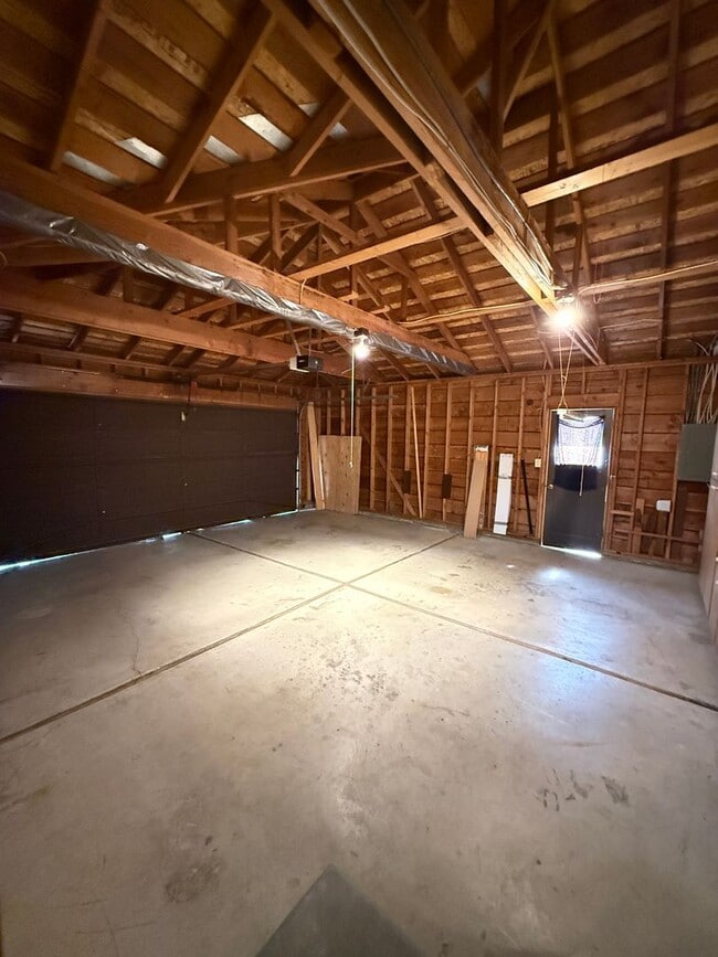 Building Photo - Charming 3 bed 2 bath home in SE Medford!