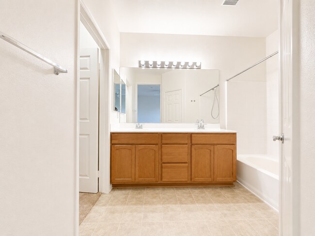 Building Photo - 3 Bedroom condo in Lake Elsinore
