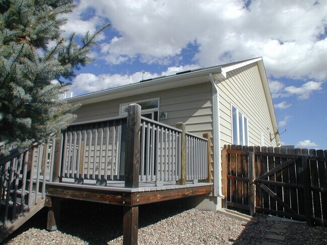 Building Photo - 400 Sterling Dr