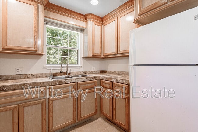 Building Photo - 4 Rainbow Dr