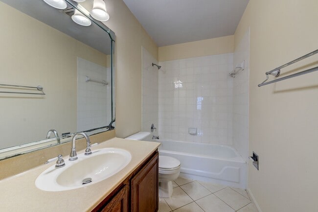 Building Photo - Spacious Parkway South Home with Walk-Out Basement & Large Backyard