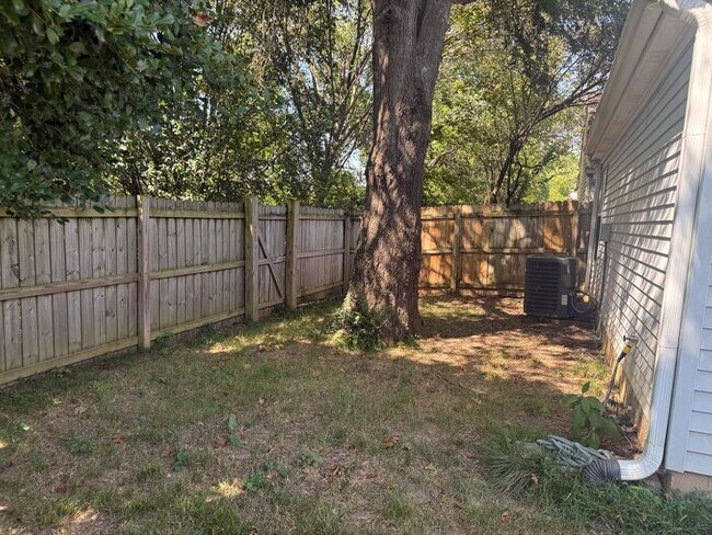 Building Photo - Cute Two Bedroom House in Donelson - Garage & Fenced Backyard