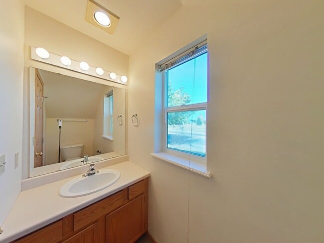 Building Photo - Townhouse-style End unit 3BD, 1.5 BA with attached garage