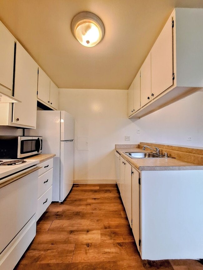 Building Photo - Ground Floor 2bd Condo With On-site Laundry, Carport, & Pool!