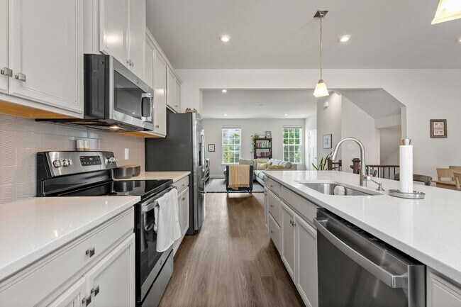 Building Photo - Luxurious three-story townhome with owner's suite and high-end finishes