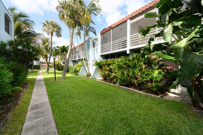 Building Photo - 1432 S Lakeside Dr