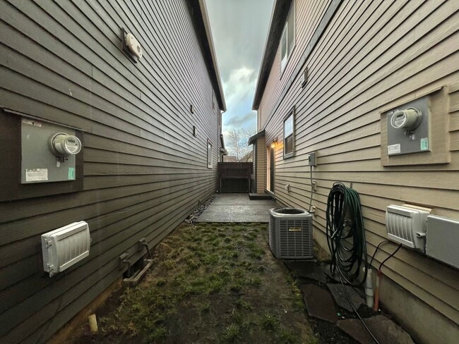 Building Photo - Beautiful 4 Bed, 2.5 Bath Home with Two Car Garage!