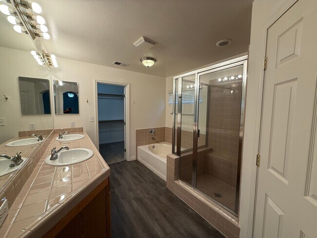 Building Photo - 10919 Golden Valley Dr