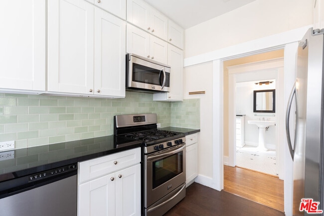 Building Photo - 1109 1/2 Cloverdale Ave