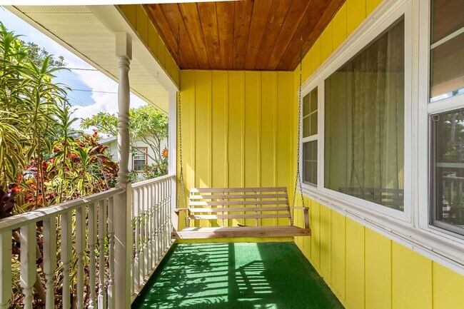 Building Photo - Spacious, Pet Friendly, 2 Bed Home with La...