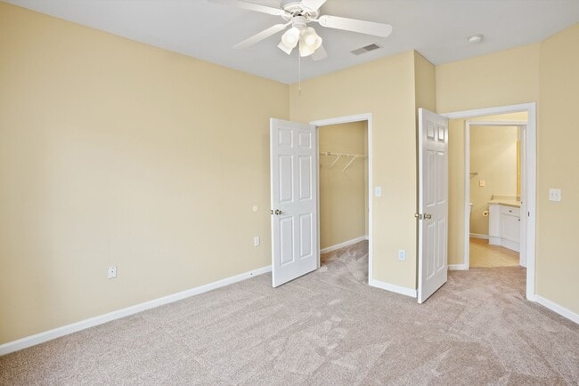Building Photo - 2 bedroo 2-bathroom ground floor with screened patio for rent Wilmington Island