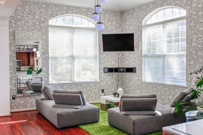 Building Photo - Riverside  Condo-RARE-Ready Jan 26