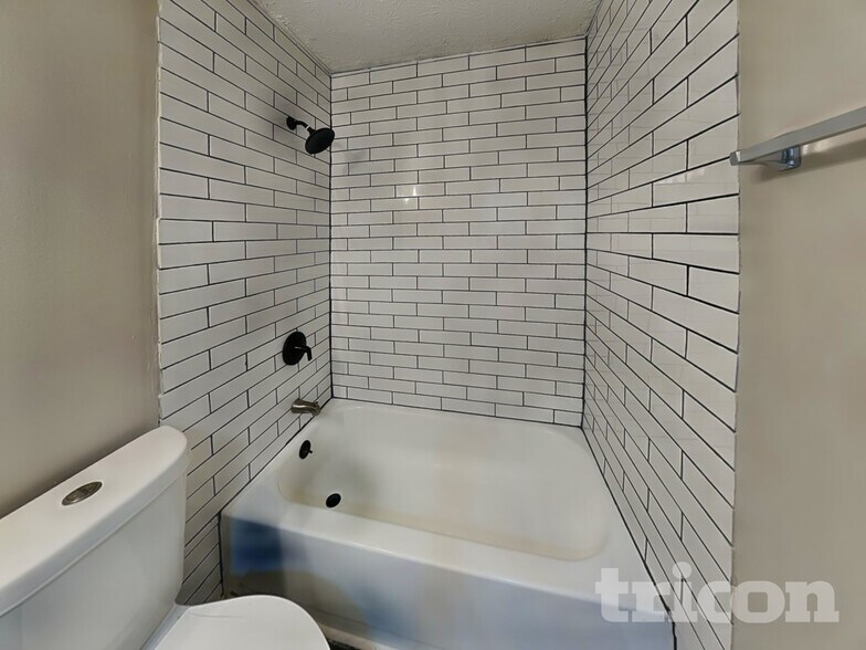 Building Photo - 985 Brookmont Dr S W