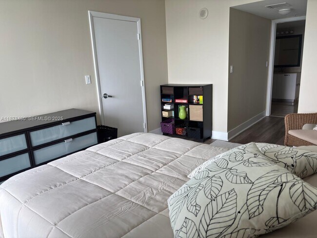 Building Photo - 1800 N Bayshore Dr