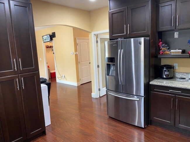 Building Photo - 5-Bedroom Home Located in Barkley Neighborhood