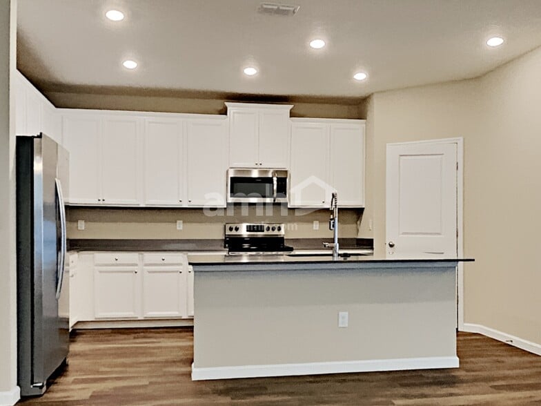 Building Photo - 194 Edge Park Trl