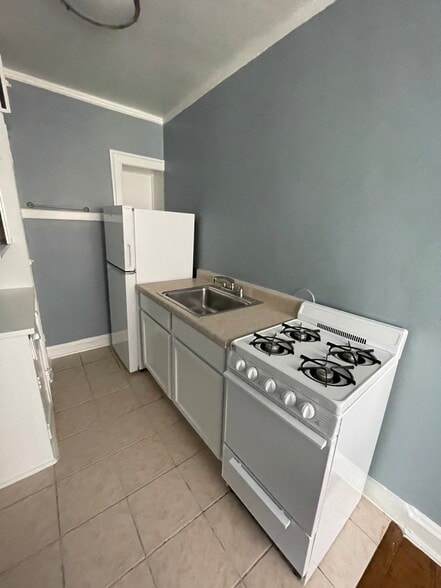 K1 kitchen - 1716 W Albion Ave