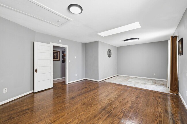 Building Photo - Live Steps from the Heart of Olde Towne