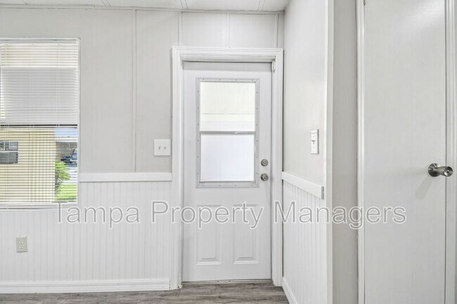Building Photo - 201 Country Ln
