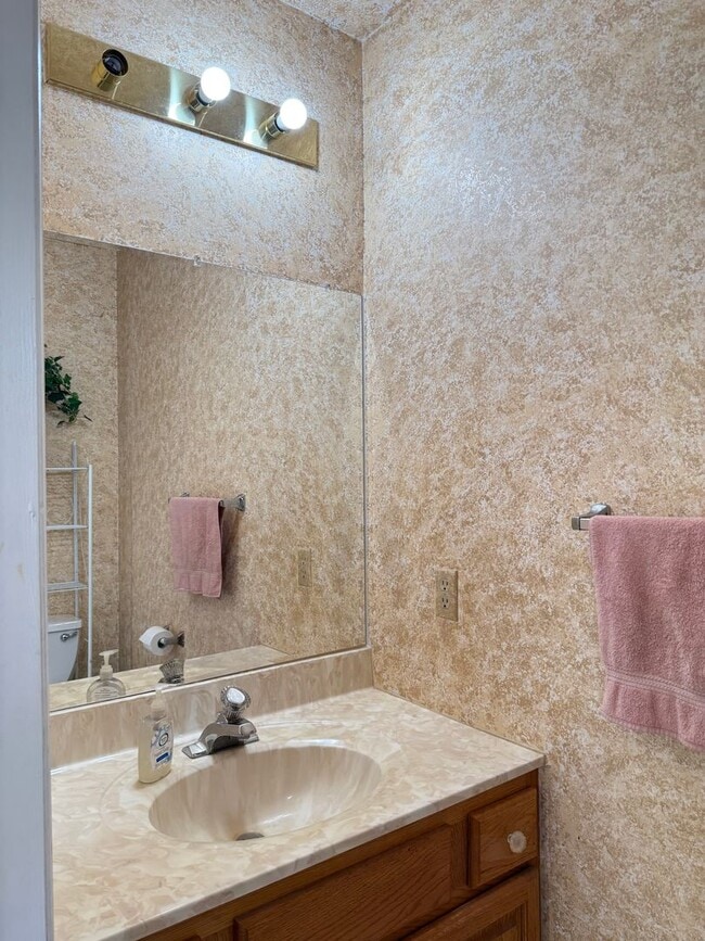 Building Photo - Beautiful 3 Bedroom 1.5 Bathroom Townhome ...