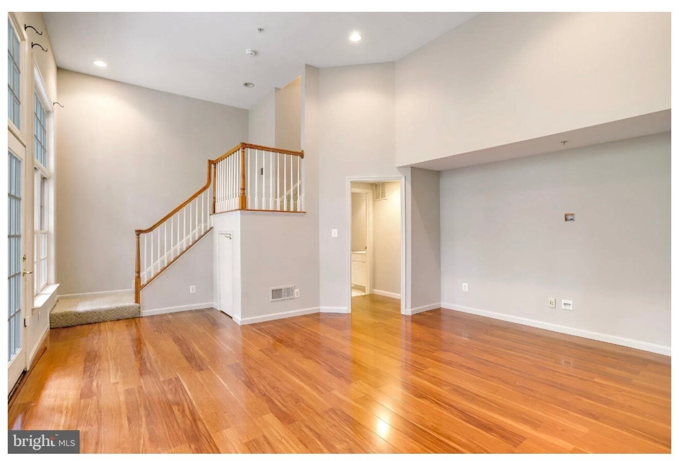 Building Photo - 213 Oak Knoll Ter