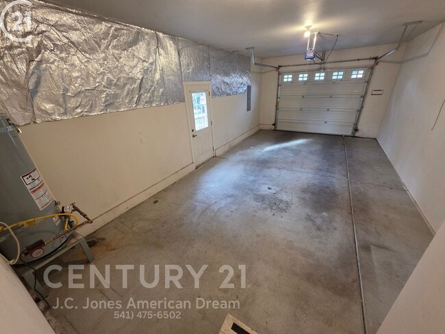 Building Photo - Newer 3 bed 2 bath