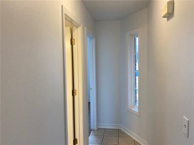 Building Photo - 911 SW Cheyenne Dr