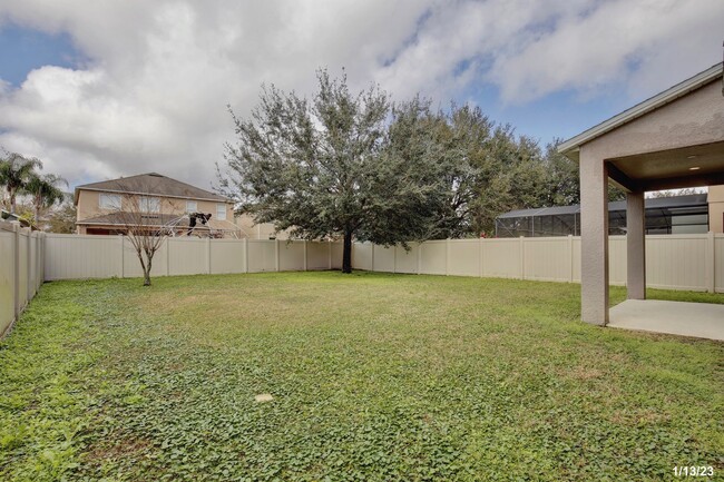 Building Photo - Stunning 4/2.5 Home with a Large Fenced Ba...