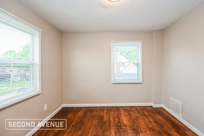 Building Photo - 5589 Raceview Ave