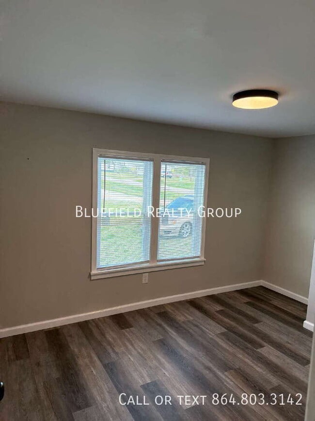 Building Photo - 723 Reynolds Rd