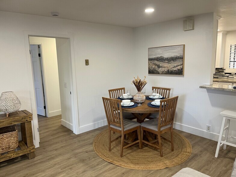 Building Photo - 8860 Villa La Jolla Dr
