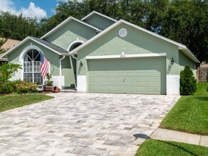 Building Photo - Westwood Lakes
