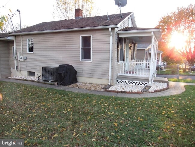 Building Photo - 203 W 5th Ave