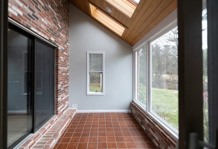 Building Photo - 4 Sterling Ln