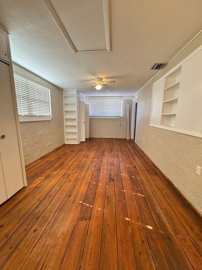 Building Photo - 813 Center Ln