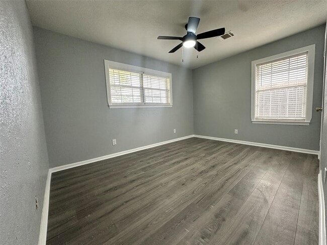 Building Photo - 502 Ave F