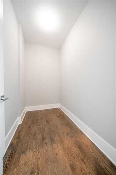 Building Photo - 556 W 18th St
