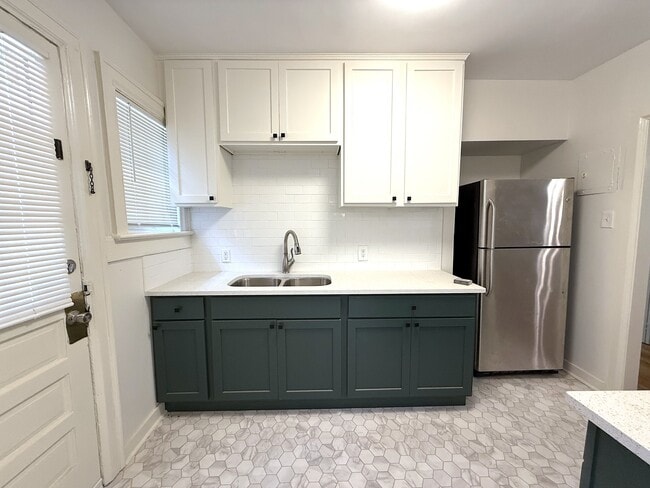 Building Photo - 807 E Edgemont Ave