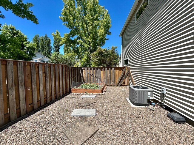 Building Photo - Spacious 4 Bed, 2.5 Bath House