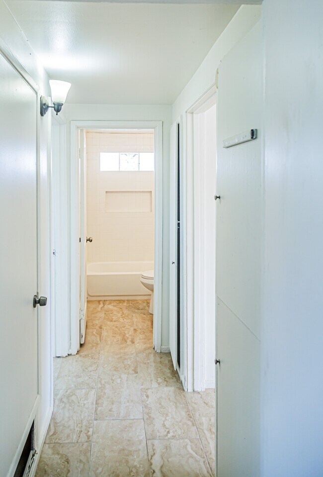 Building Photo - 2317 S Forgeus Ave